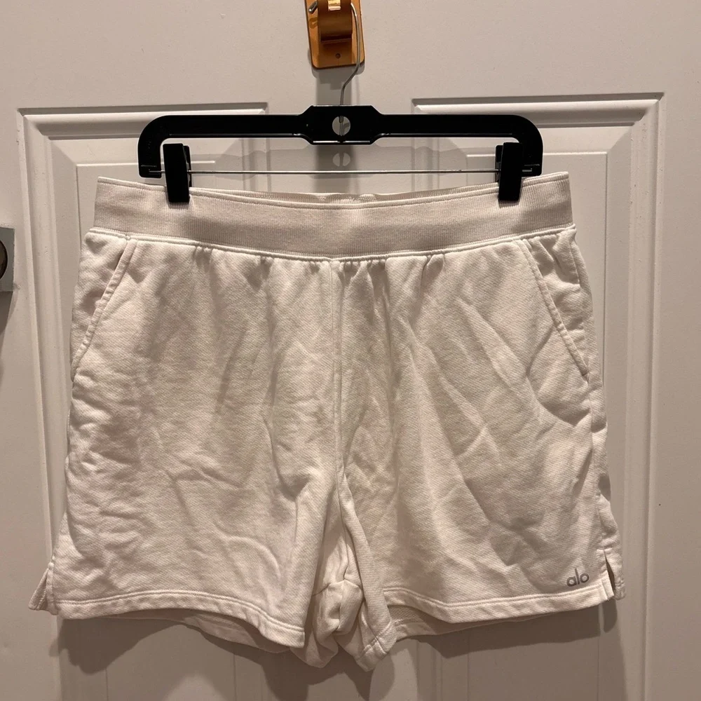 alo low key sweat short white
